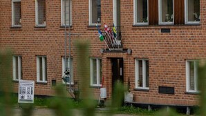 A multi-story brick building with a red roof, multiple windows, and a visible chimney. - Hotel Nederhögen Vildmarkscenter (Rätan)
