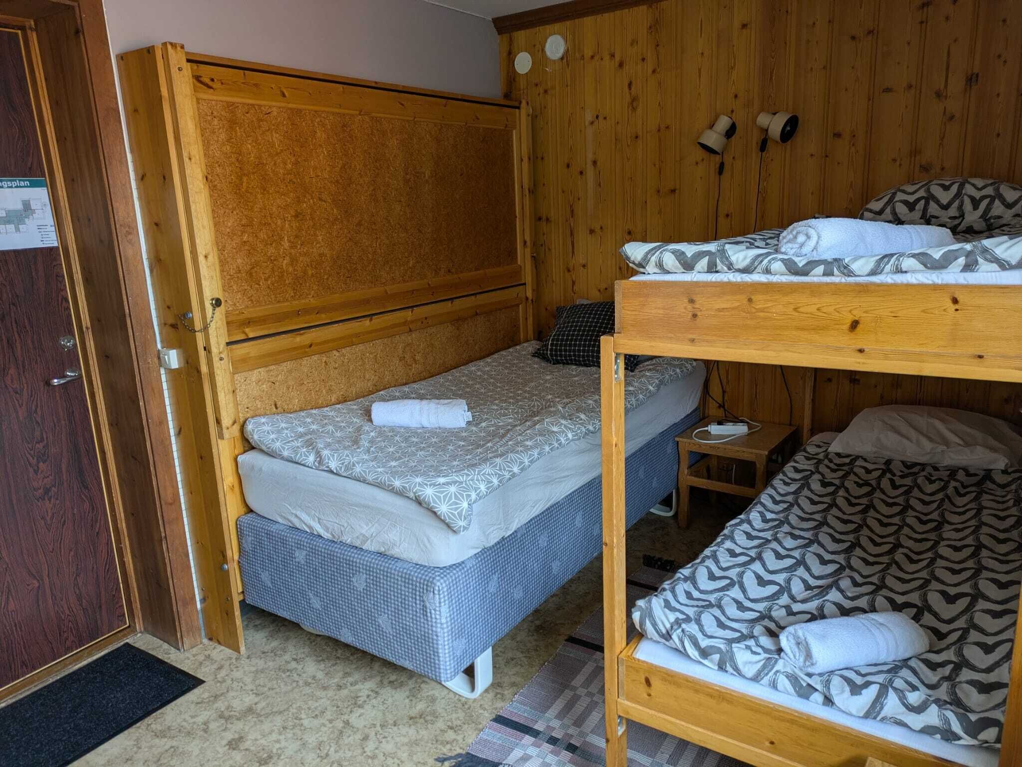 Rom – basic | Strykejern/-brett, barnesenger (inkludert) og reiseseng for barn