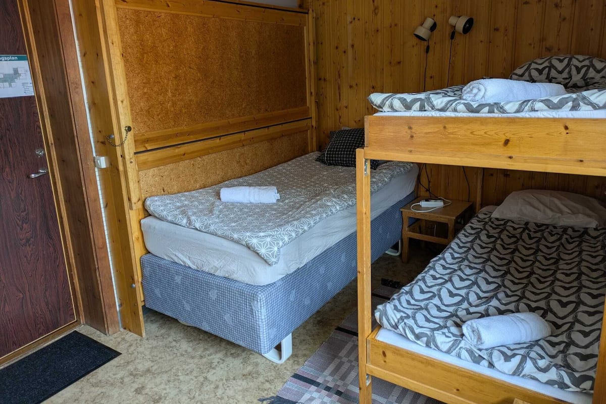 Rom – basic | Strykejern/-brett, barnesenger (inkludert) og reiseseng for barn