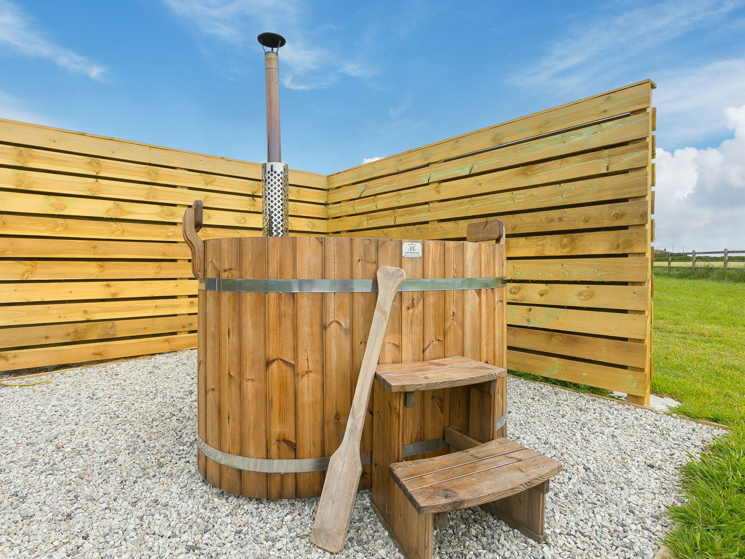 Un sauna avec une structure en bois, un banc et une marche.