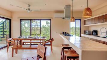 KylskÄp, mikrovÄgsugn, spishÀll och kaffe- och tebryggare