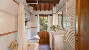 Shower, jetted tub, hair dryer, bidet - Podere Belvedere 6, Emma Villas (Montevarchi)