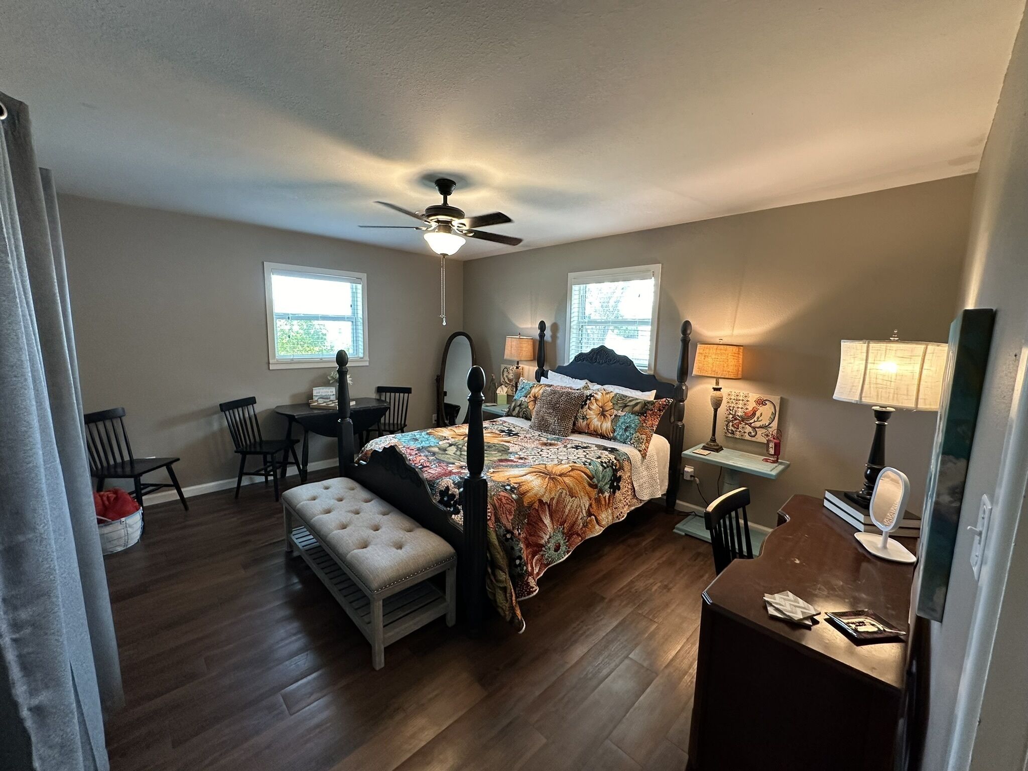 2 habitaciones, escritorio, tabla de planchar con plancha y wifi gratis 