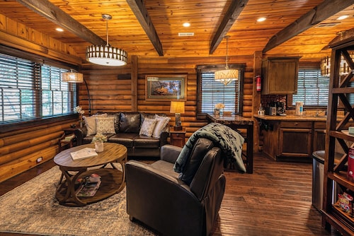 Cozy 2BR Lake Cabin – Dock, Hot Tub, Views -Lake Nantahala