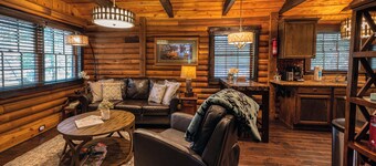 Cozy 2BR Lake Cabin – Dock, Hot Tub, Views -Lake Nantahala