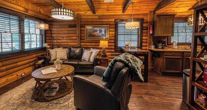 Cozy 2BR Lake Cabin – Dock, Hot Tub, Views -Lake Nantahala