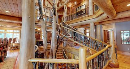 Mansion on lake with hot tub & stunning views.