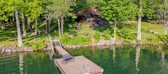 Lake Front Cabin with Private Dock, Hot tub and Fire Pit