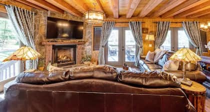 Lake Front Cabin with Private Dock, Hot tub and Fire Pit