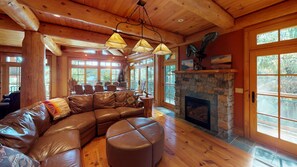 Televisión, chimenea y oficina 