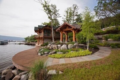 Mansion on lake with hot tub & stunning views.