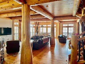 Télévision, cheminée, baby-foot, espaces bureaux