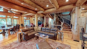 Télévision, cheminée, baby-foot, espaces bureaux