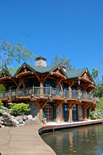 Mansion on lake with hot tub & stunning views.