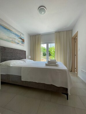 2 bedrooms, iron/ironing board, travel cot, free WiFi