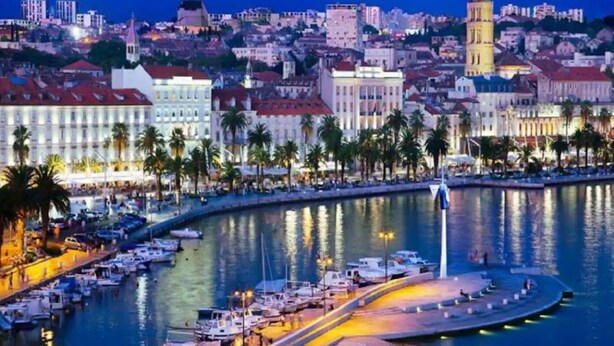 A marina with boats docked, a waterfront promenade, and buildings with red roofs. - Apt Tina, Modern, 2 bedrooms, Outdoor Space & BBQ, close to beach (Mastrinka)