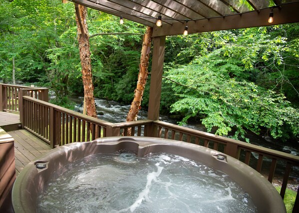 Outdoor spa tub