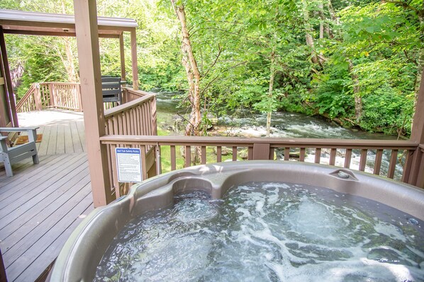Outdoor spa tub