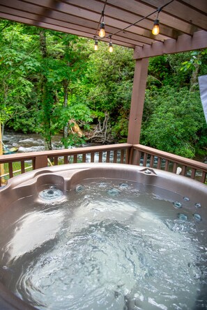 Outdoor spa tub
