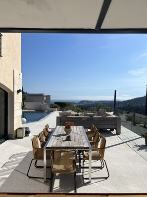 Outdoor dining - Contemporary villa with sea view in Cavalaire (CAVALAIRE SUR MER)
