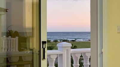 Sunset Villa in Ayia Thekla next to the sea