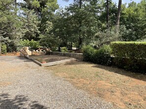 Property grounds - A quiet room between Ochre and Pines (Roussillon)
