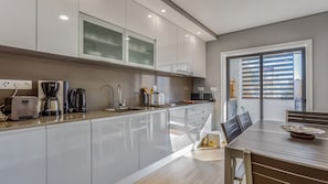 Geladeira, micro-ondas, fogão, cooktop