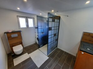 Een douche, een haardroger, toiletpapier