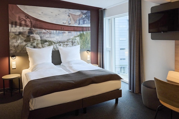 Escritorio, espacio para trabajar con laptop y wifi gratis