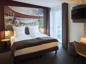 Escritorio, espacio para trabajar con laptop y wifi gratis