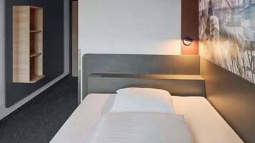 Single Room | Desk, laptop workspace, soundproofing, WiFi (free)