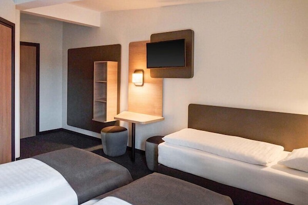 Triple Room | Desk, laptop workspace, soundproofing, free WiFi