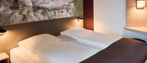 Dobbeltrom | Skrivebord, skrivebord for bærbar PC, wi-fi (inkludert) og sengetøy