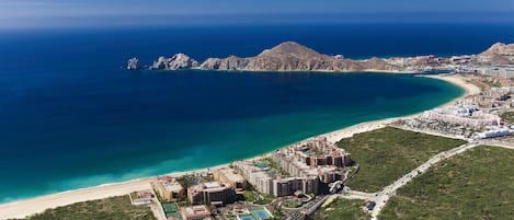 على الشاطئ، كراسي للتشمس، مناشف للشاطئ