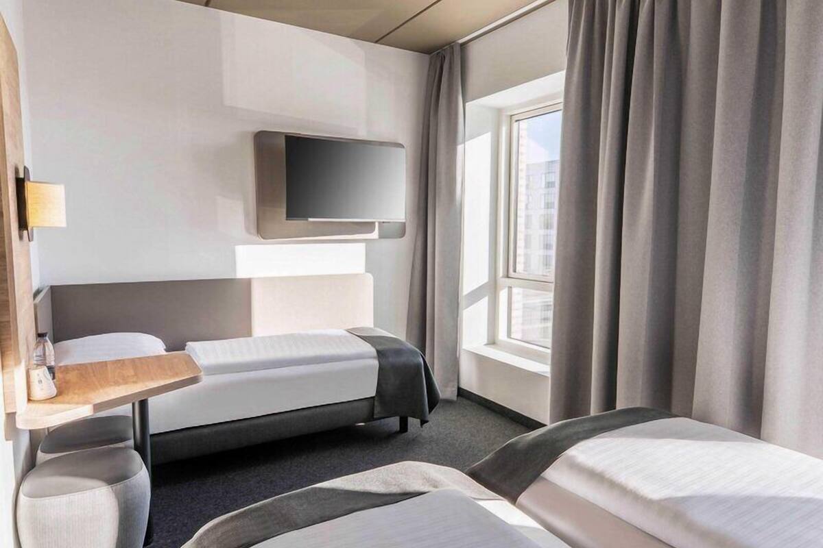 Habitación triple | Escritorio y espacio para trabajar con un portátil