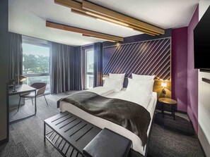 Escritorio y espacio para trabajar con laptop 