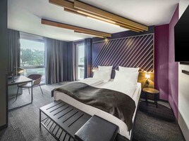 Escritorio y espacio para trabajar con laptop 