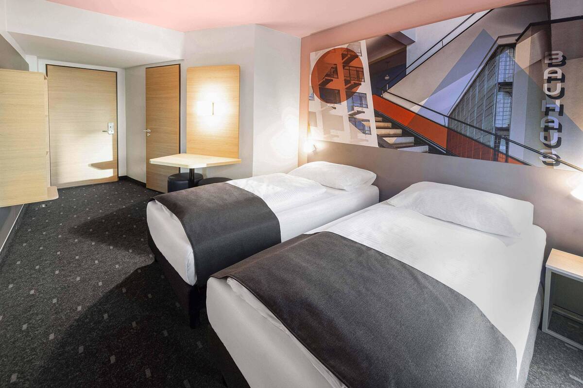 Escritorio y espacio para trabajar con laptop