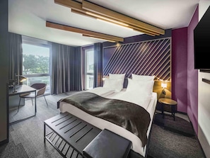 Desk, laptop workspace, soundproofing, free WiFi