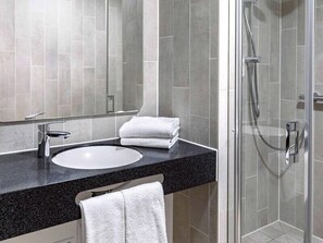Habitación doble | Baño | Ducha, secador de pelo, toallas y jabón