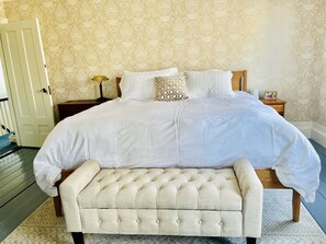 9 bedrooms, desk, iron/ironing board, travel cot