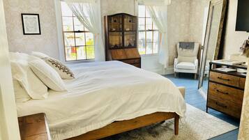 9 habitaciones, escritorio y tabla de planchar con plancha