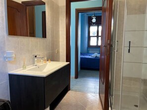 Dusche, Haartrockner, Bidet, Handtücher
