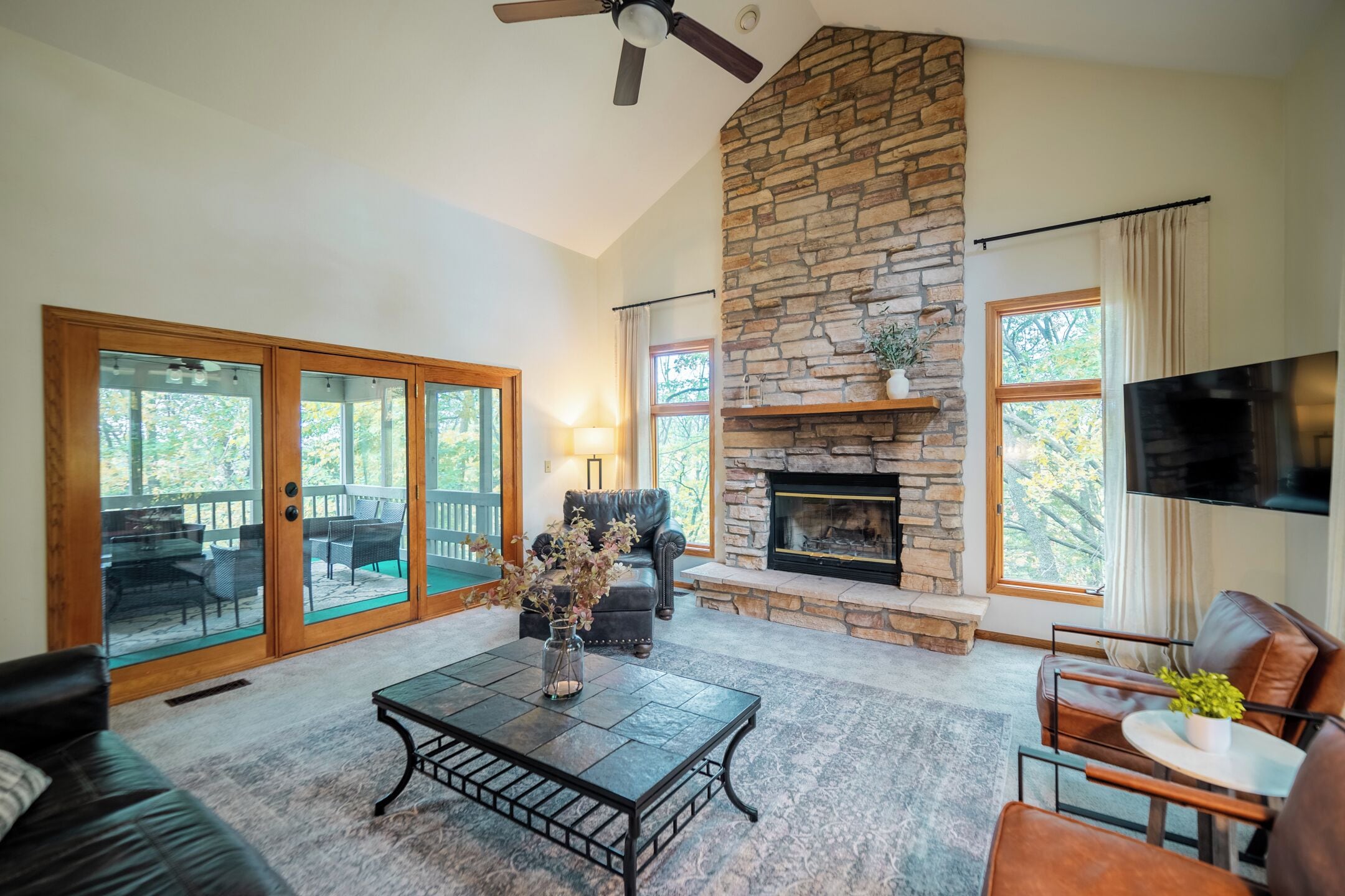 TV connectée, cheminée, baby-foot