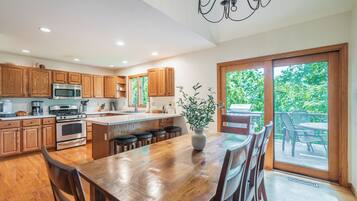 Een koelkast, een magnetron, een oven, een kookplaat