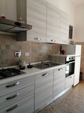 Frigorifero, microonde, forno, piano cottura