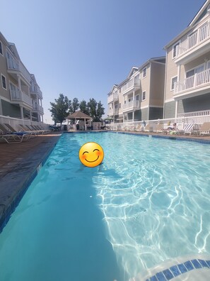 Utendørsbasseng og et oppvarmet basseng