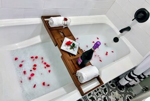 Sèche-cheveux, serviettes fournies, savon, shampoing