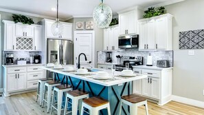 Kylskåp, mikrovågsugn, ugn och spishäll