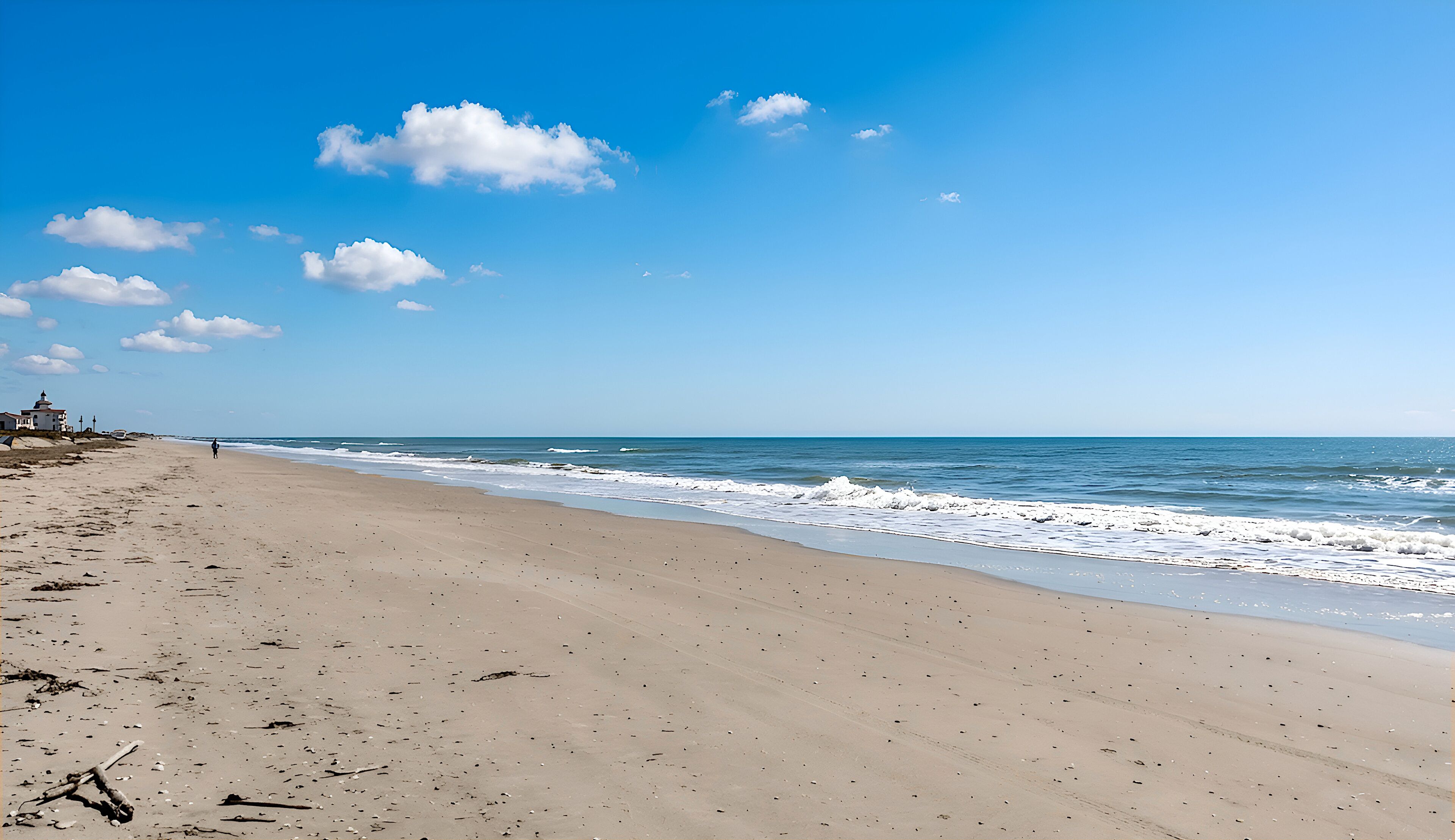Playa en los alrededores, camastros y toallas de playa 